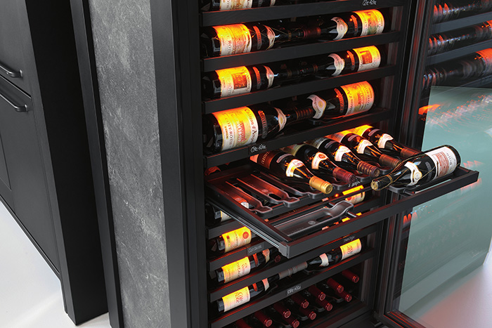 ワインを優しく包むトレイ