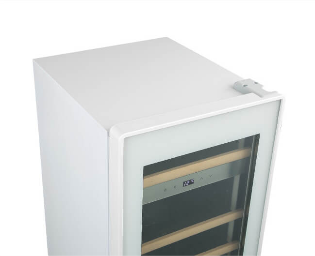 日本の住環境に合わせたホワイト調の壁紙とも調和するデザイン