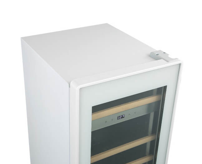 日本の住環境に合わせたホワイト調の壁紙とも調和するデザイン