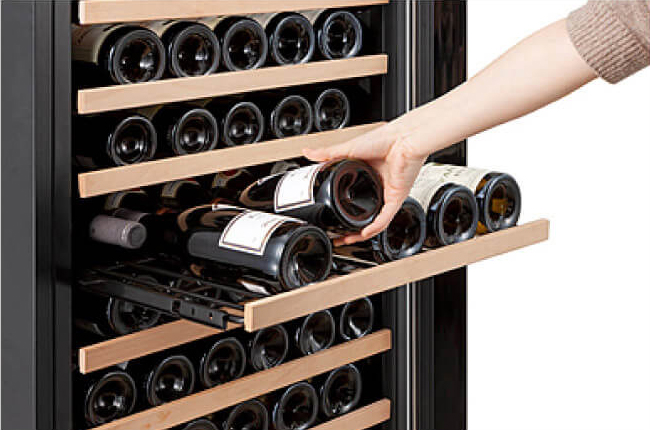 使いやすさと安全性を両立した木製飾り付きのレール式スライドラック