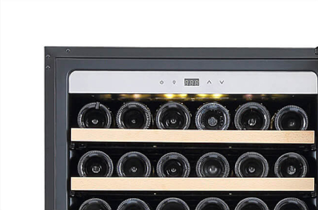 上質な雰囲気を醸し出すフェードイン・フェードアウト機能付きの庫内照明