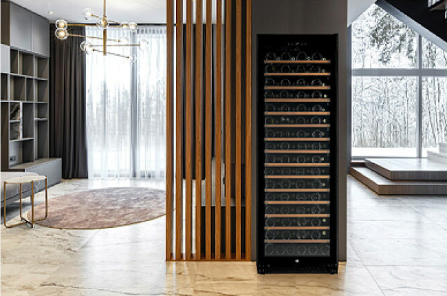 薄型設計でスタイリッシュな前面放熱タイプの大型ワインセラー