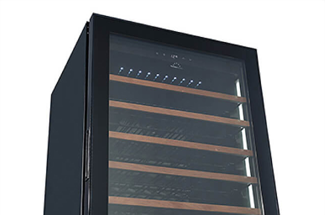 シンプルでスタイリッシュなガラス扉に安全性の高いサイドガードを搭載