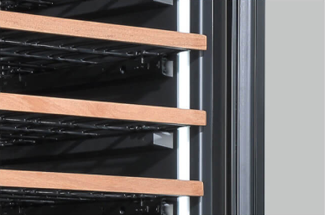 庫内を両サイドから照らすバータイプのLED照明