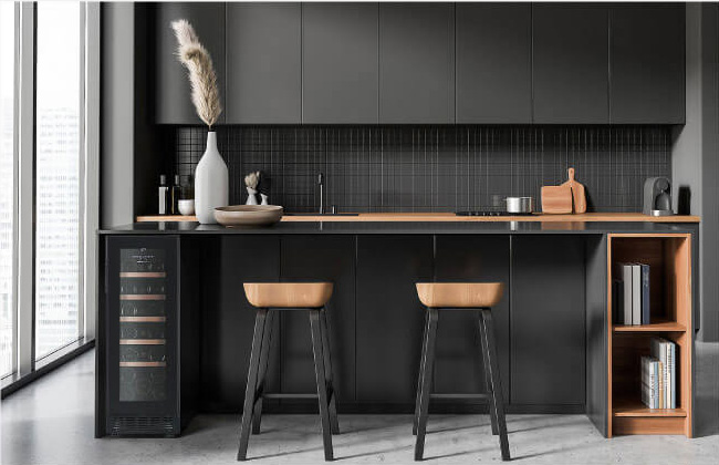 カウンター下などにも設置可能な小型20本収納の前面放熱タイプ