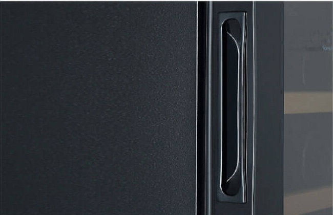 ガラス扉にはサイドガードを搭載することで耐久性を向上