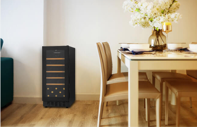 カウンター下などにも設置可能な33本収納の小型・前面放熱タイプ