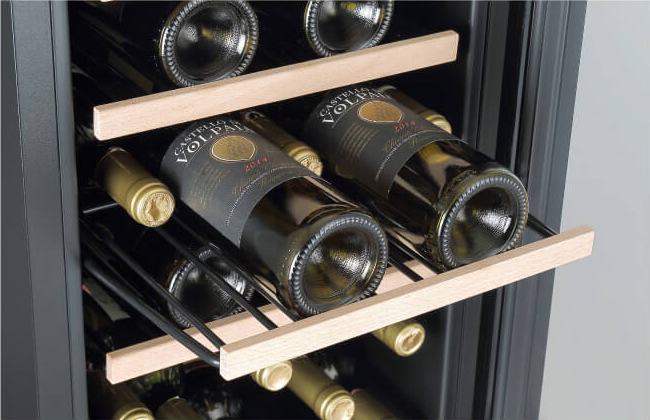 使いやすさとデザインを両立した木製飾り付きのスライドラック