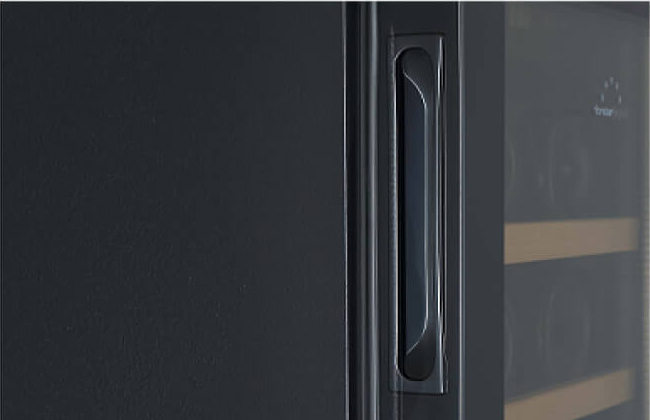 ガラス扉にはサイドガードを搭載することで耐久性を向上