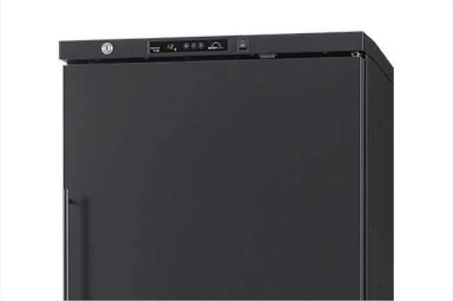 ガラス扉よりも断熱性に優れた鋼板扉