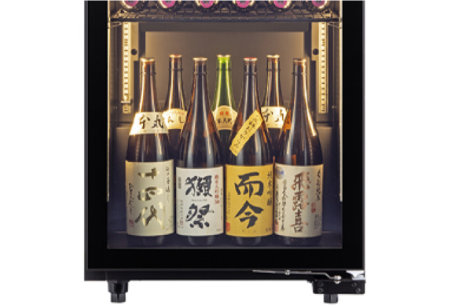 ガラス扉よりも断熱性に優れた鋼板扉