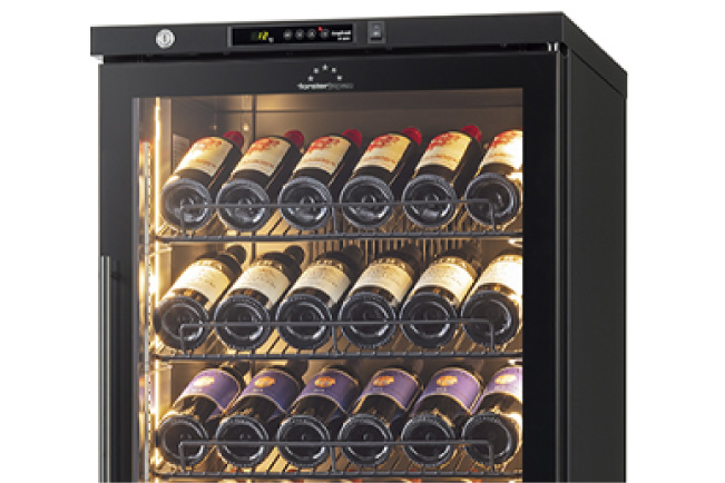 ディスプレイ効果を高めるリバーシブル傾斜ラックを標準装備