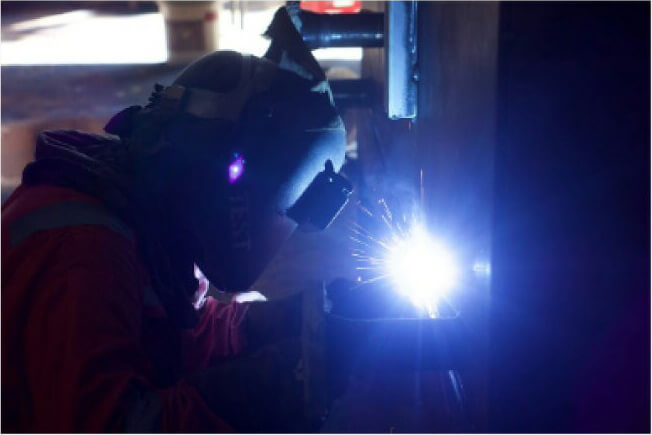 岡山県の工場で熟練工が丁寧に製造する少量生産モデル