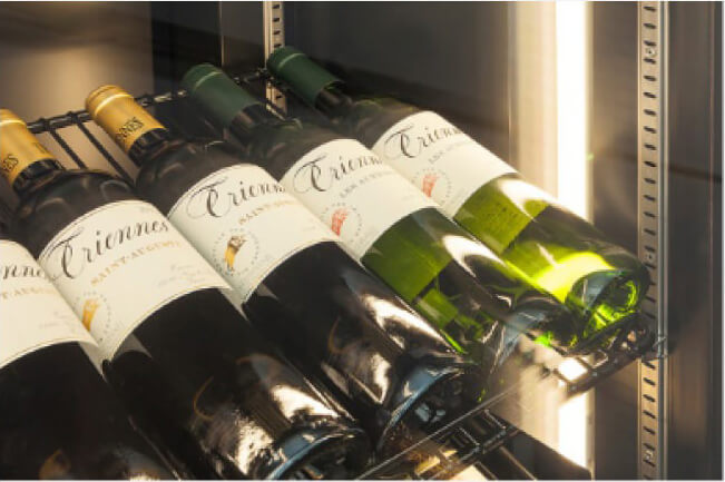 庫内を両サイドから照らすLED照明