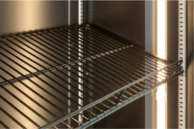 ディスプレイ効果を高めるリバーシブル傾斜ラックを標準装備