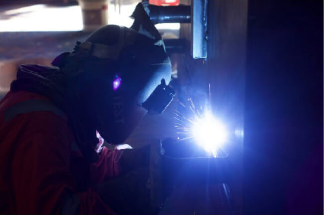 熟練工が一台一台を丁寧に組み立て