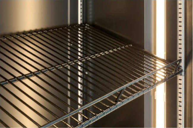 ディスプレイ効果を高めるリバーシブル傾斜ラックを標準装備